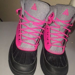 Barely worn ACG boots! Great winter time boots!